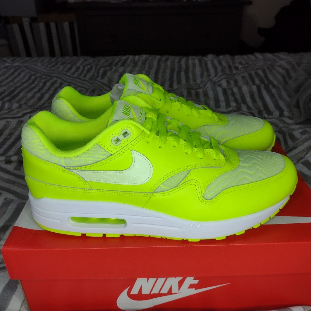 Air max 1 "VOLT" for men size 10, brand new with box